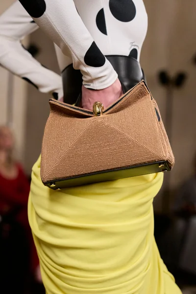 Look 60